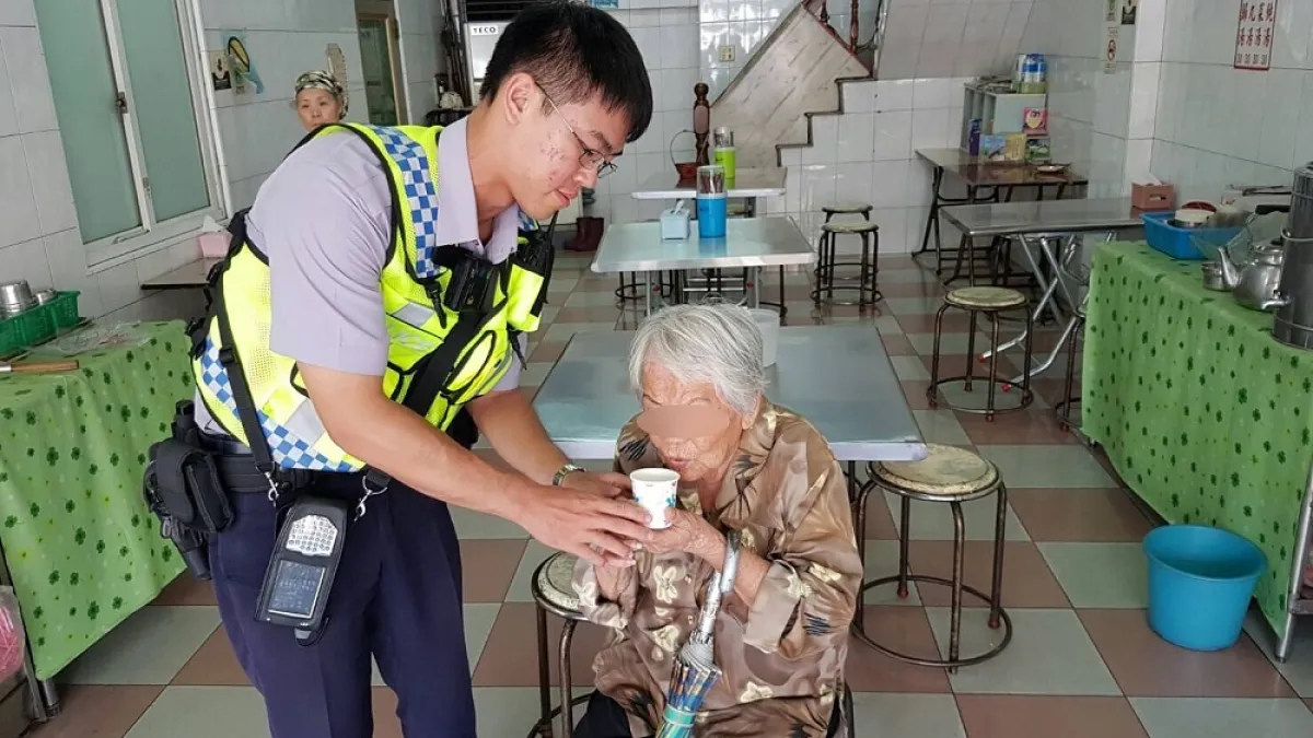 90歲阿嬤迷路 暖心警護送返家