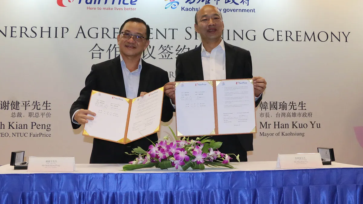 高雄市長韓國瑜(右)轉抵新加坡後,與FairPrice超市總裁謝建平簽訂三年合約。(圖/高雄市政府新聞局提供) 高雄市長韓國瑜(右)轉抵新加坡後,與FairPrice超市總裁謝建平簽訂三年合約。(圖/高雄市政府新聞局提供)