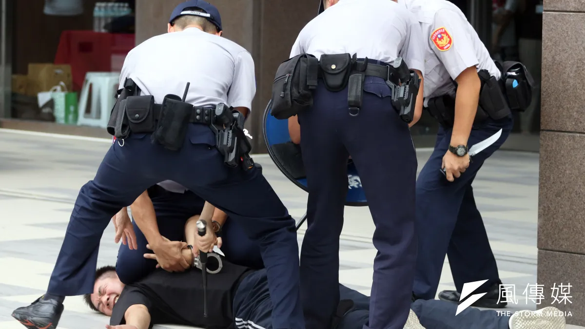 北捷警察隊模擬以電擊槍、辣椒噴霧、警棍等武器進行壓制和逮捕,場面逼真。(蘇仲泓攝)