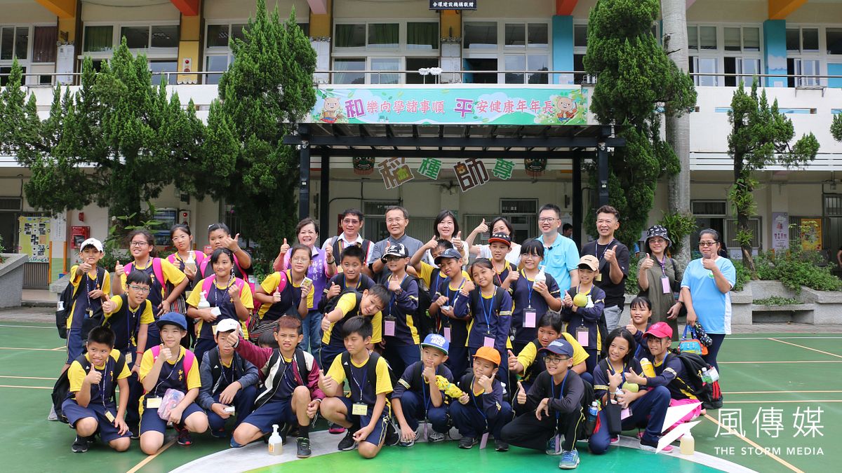 花蓮和平國小18日到新北石碇和平國小觀摩,離開前與和平小學姜孟佑校長、議員陳儀君議員與原住民議員楊春妹合影。 (圖/李梅瑛攝) 花蓮和平國小18日到新北石碇和平國小觀摩,離開前與和平小學姜孟佑校長、議員陳儀君議員與原住民議員楊春妹合影。 (圖/李梅瑛攝)