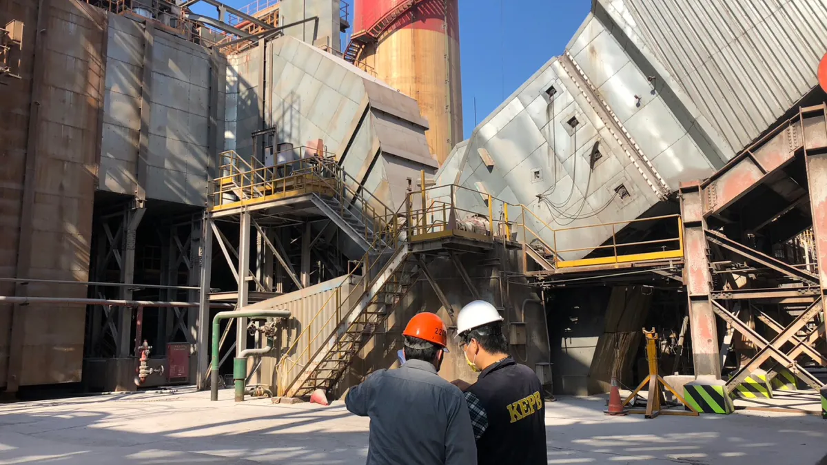 環保局稽查鋼鐵廠操作情形。(圖/高市環保局提供)