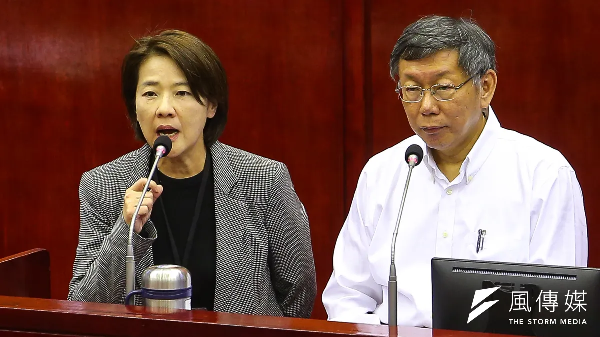 民眾黨立委蔡壁如接受《風傳媒》專訪時表示,台北市長柯文哲的繼任人選,應該就是黃珊珊了;圖為黃珊珊與柯文哲於市議會備詢。(顏麟宇攝)