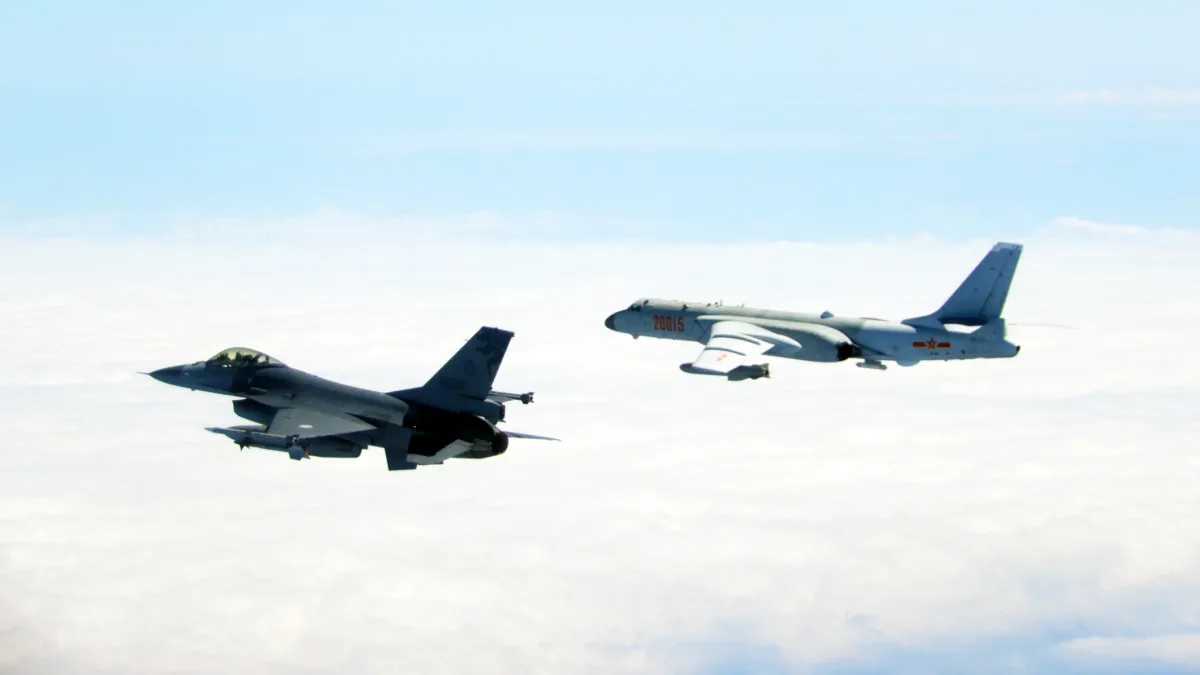 國軍F-16(左)9日監控伴飛中共轟六機(右)。(國防部提供)