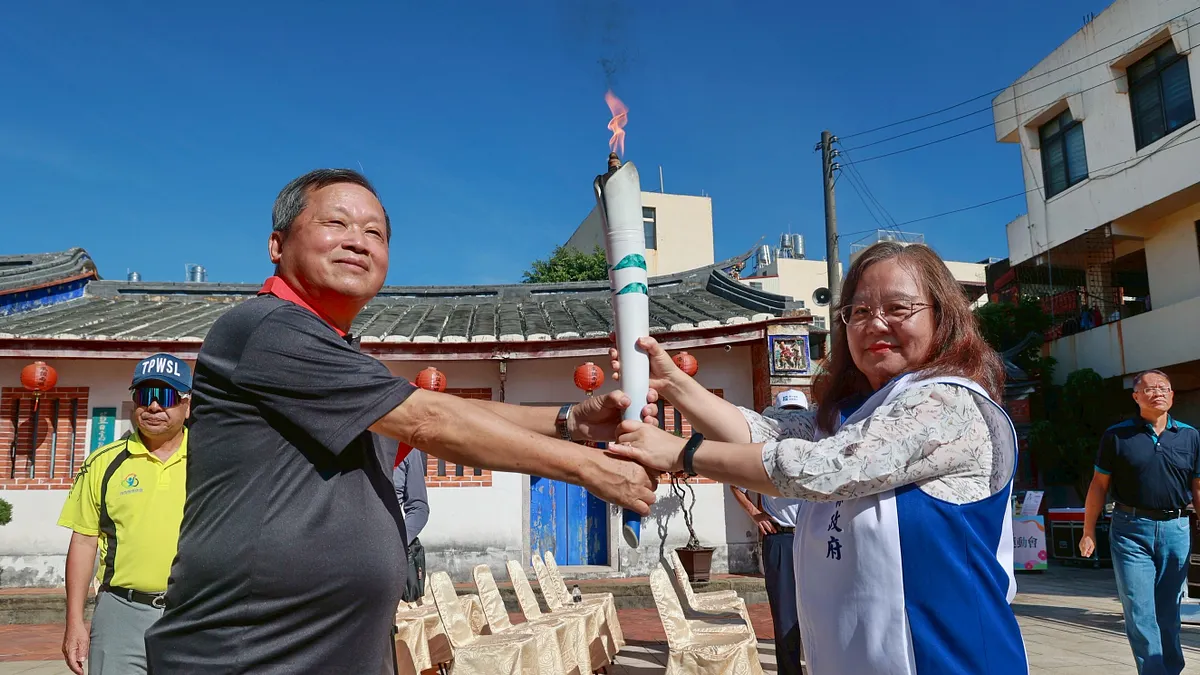 南投県第73回全県運動会の聖火が6日、南投市の藍田書院で点火された。今後、聖火は県内13の郷鎮市を巡る。(写真/南投県政府提供) 南投県第73回全県運動会の聖火が6日、南投市の藍田書院で点火された。今後、聖火は県内13の郷鎮市を巡る。(写真/南投県政府提供)