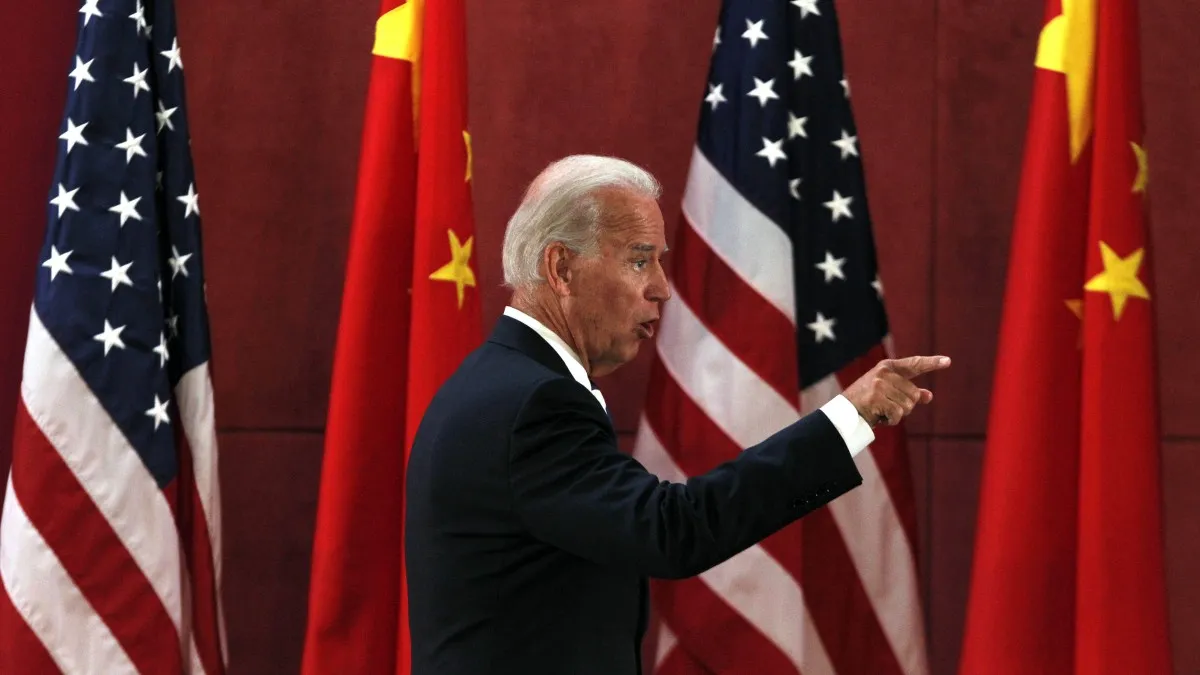 民主黨的美國前副總統拜登若勝選,中國也不會好過,圖為2011年拜登在中國四川大學演說(資料照,AP)