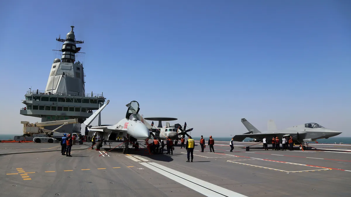 中國最新航空母艦「福建艦」甲板,停放著殲15T與殲-35兩款戰機。(美聯社) 中國最新航空母艦「福建艦」甲板,停放著殲15T與殲-35兩款戰機。(美聯社)