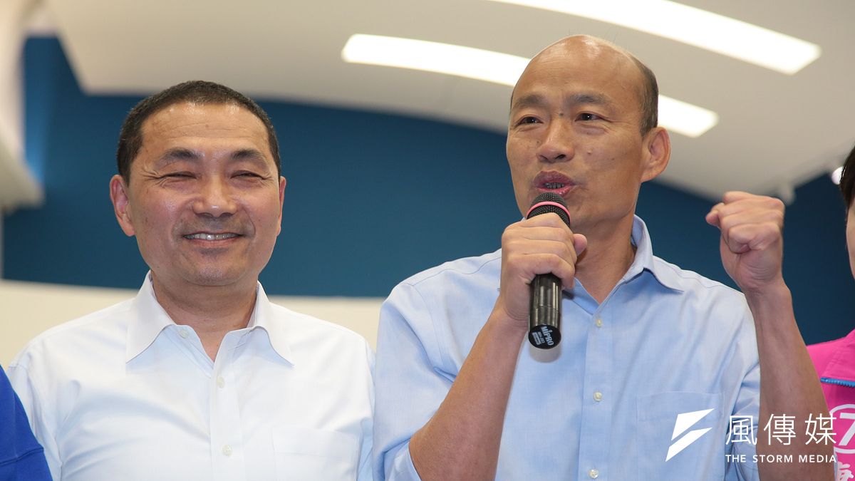 財信傳媒董事長謝金河認為,與網路聲量大的高雄市長韓國瑜(右)相比,新北市長侯友宜(左)是「寧靜的耕耘者」,在走不一樣的路。(資料照,顏麟宇攝) 財信傳媒董事長謝金河認為,與網路聲量大的高雄市長韓國瑜(右)相比,新北市長侯友宜(左)是「寧靜的耕耘者」,在走不一樣的路。(資料照,顏麟宇攝)