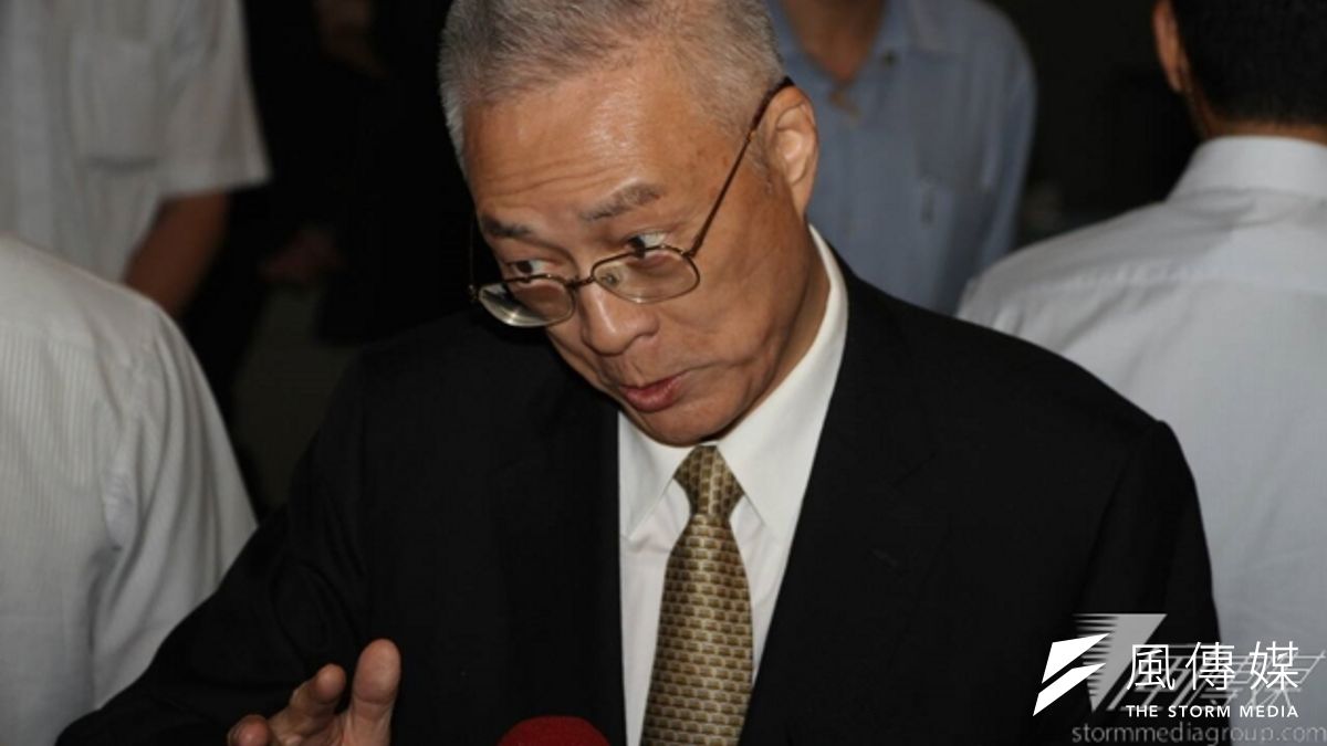 副總統吳敦義表示,若查出管線已先舖設,之後再設箱涵並打洞讓管線通過,且證明為市政府的錯,身為當時的市長,他不可能沒有不安,應該要道歉。(葉信菉攝) 副總統吳敦義表示,若查出管線已先舖設,之後再設箱涵並打洞讓管線通過,且證明為市政府的錯,身為當時的市長,他不可能沒有不安,應該要道歉。(葉信菉攝)