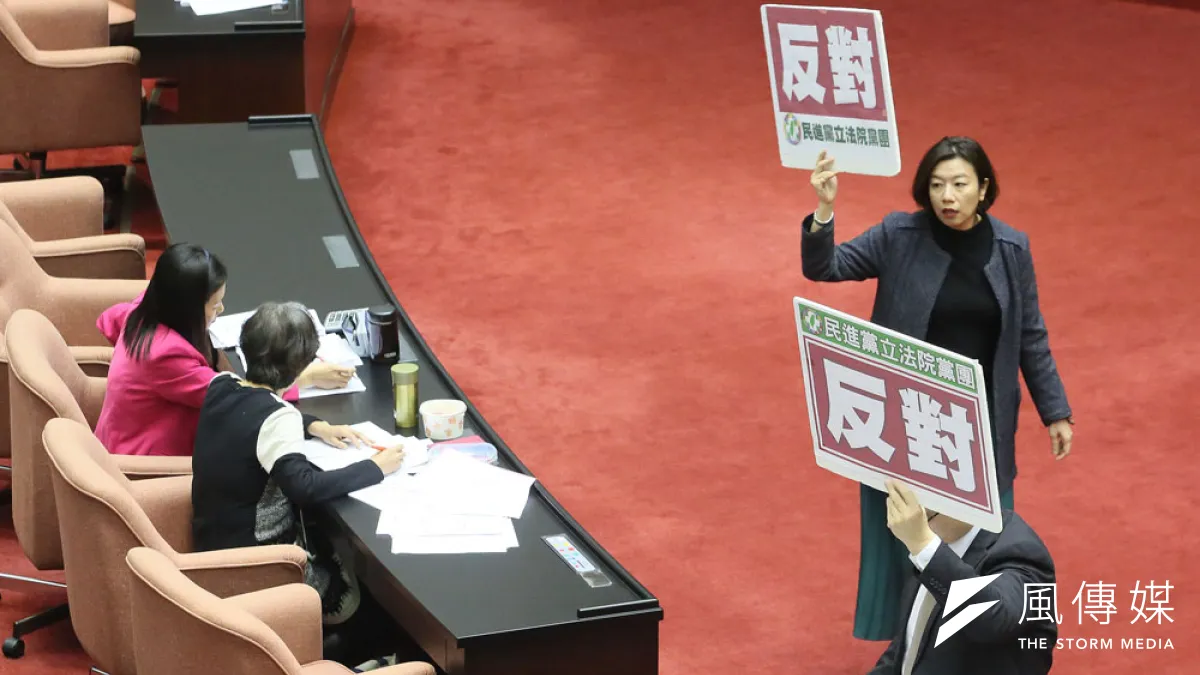 民進黨不分區最有「戰力」的立委之一林靜儀(右)被剔除名單。(柯承惠攝)