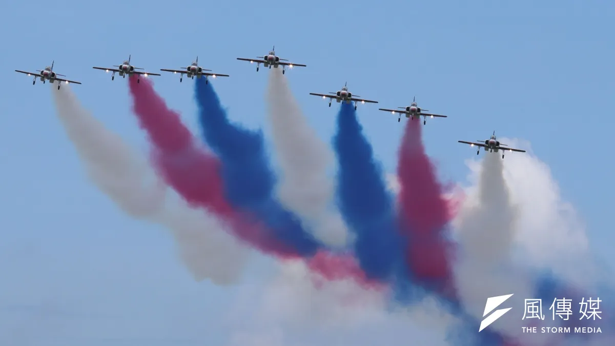 訓練超過2000名空軍飛行員的AT-3高教機灑下象徵國旗青天白日滿地紅的藍、白、紅彩煙,完成「最後一舞」,未來將交棒給新一代AJT「勇鷹號」。(柯承惠攝)