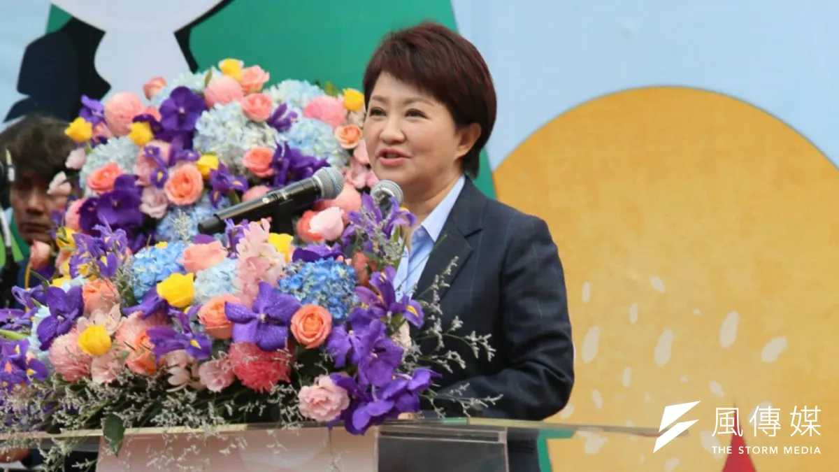 台中市長盧秀燕今(25)日於台中市政府與議會之間的戶外市政園道草坪上舉行就職交接典禮。(新新聞柯承惠攝)