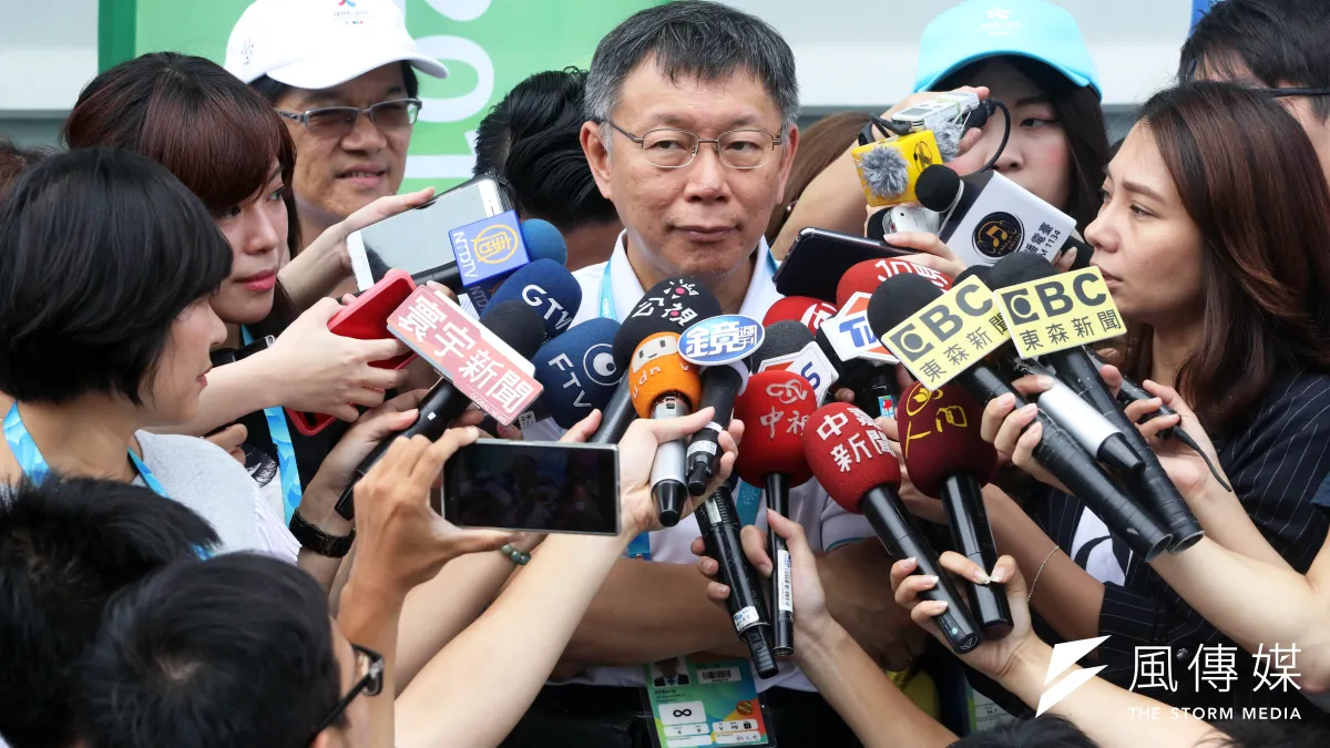 台北市長柯文哲今(23)日前往台北網球中心,慰勞世大運同仁辛勞,會後受訪對於有周刊指出反年改在開幕儀式鬧場時,他癱坐在一旁六神無主,柯文哲笑著回應當時是在想事情,媒體寫得太過聳動。(蘇仲泓攝)