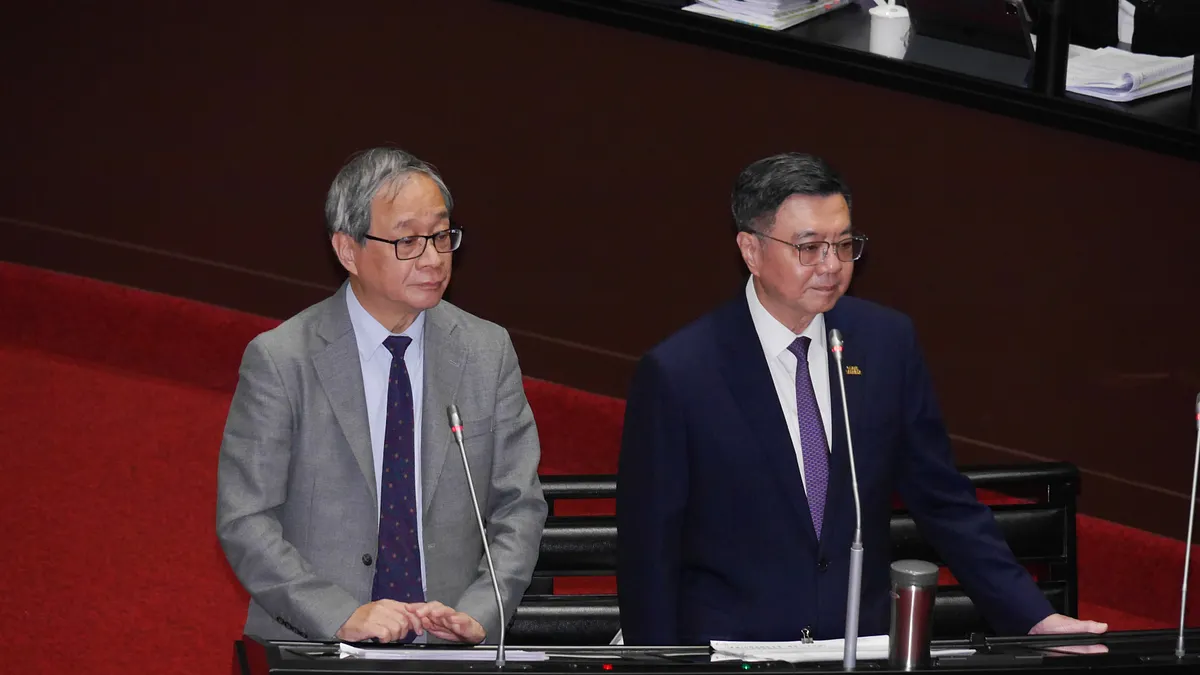 公共電視董事任滿四個多月,傳播學者羅世宏批評行政院和文化部「裝死」不啟動新聘程序。圖為行政院長卓榮泰(右)和文化部長李遠。(資料照,蔡親傑攝) 公共電視董事任滿四個多月,傳播學者羅世宏批評行政院和文化部「裝死」不啟動新聘程序。圖為行政院長卓榮泰(右)和文化部長李遠。(資料照,蔡親傑攝)