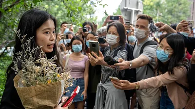 2021年9月14日,央視前女實習生周曉璇(圖左持花束者)訴央視主持人朱軍性騷擾案一審第二次開庭。當天北京市海淀區法院以「證據不足」,駁回原告訴訟請求。(資料照,AP)