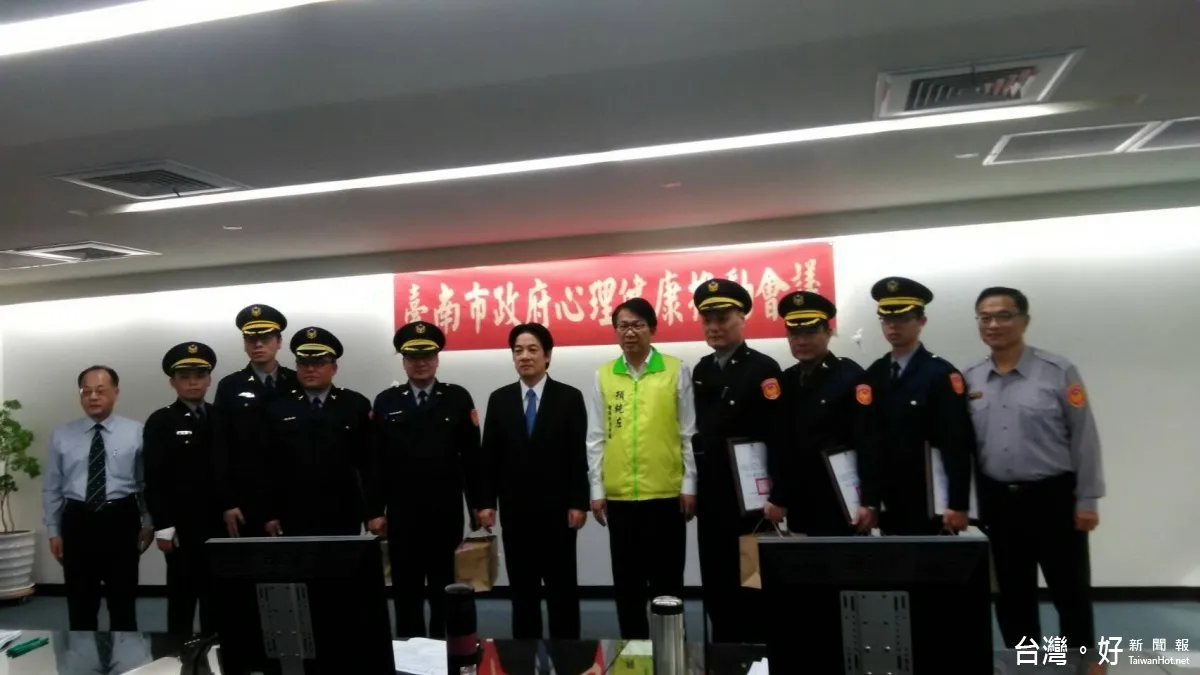 警勸回跳河男 獲警局表揚