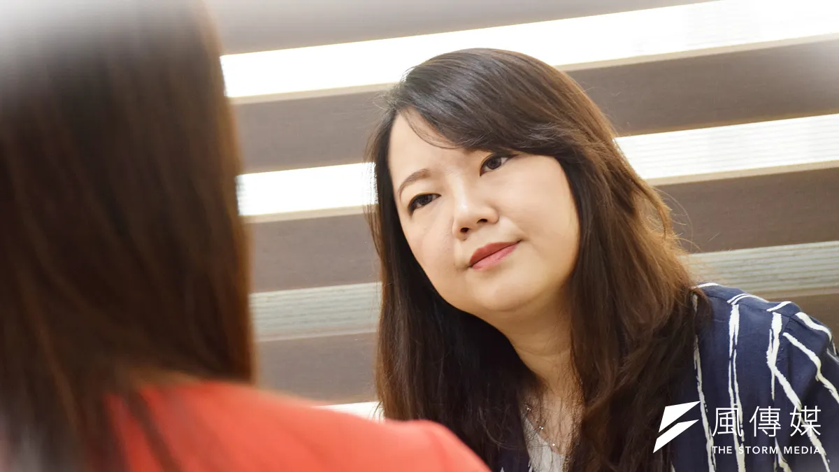 《完美情人不存在》作者諮商心理師蘇絢慧與我們聊聊,為什麼我們心底明明期待愛卻又不敢談戀愛...(攝/翁芊儒) 《完美情人不存在》作者諮商心理師蘇絢慧與我們聊聊,為什麼我們心底明明期待愛卻又不敢談戀愛...(攝/翁芊儒)