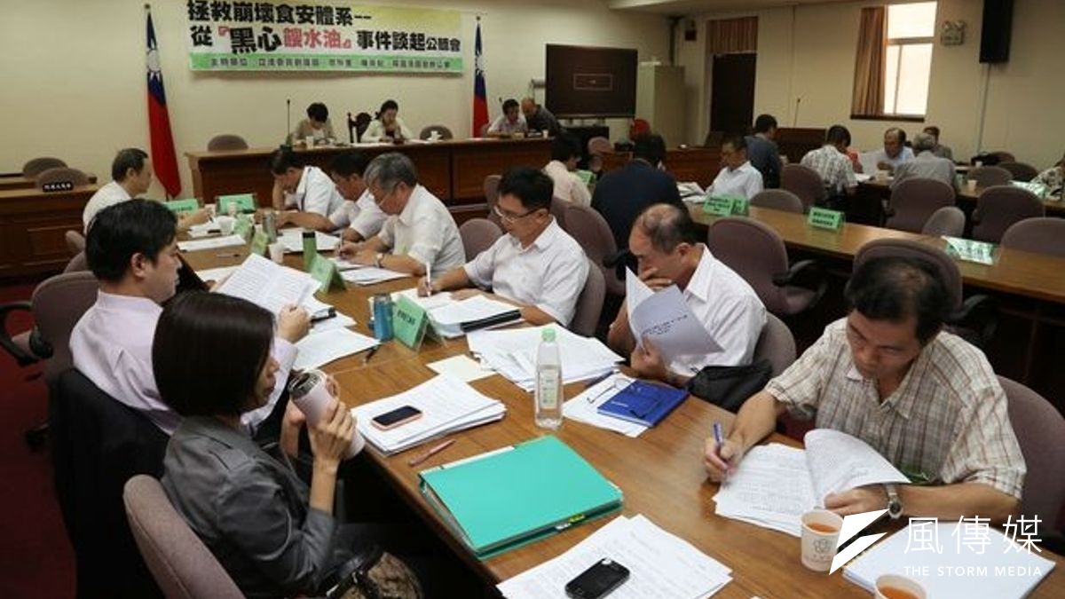 屏東縣長曹啟鴻在屏東道歉,副縣長鍾佳濱卻在台北公聽會說,地方政府只能查小蝦米。(余志偉攝) 屏東縣長曹啟鴻在屏東道歉,副縣長鍾佳濱卻在台北公聽會說,地方政府只能查小蝦米。(余志偉攝)