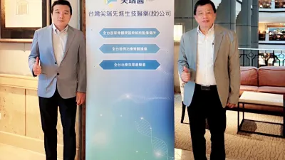 尖端醫蘇文龍董事長(右)與副總經理(左)劉哲嘉表示尖端醫持續攻克脊髓損傷這項世界級醫學難題,未來也將積極尋求國際合作,推動台灣再生醫療技術走向世界舞台。