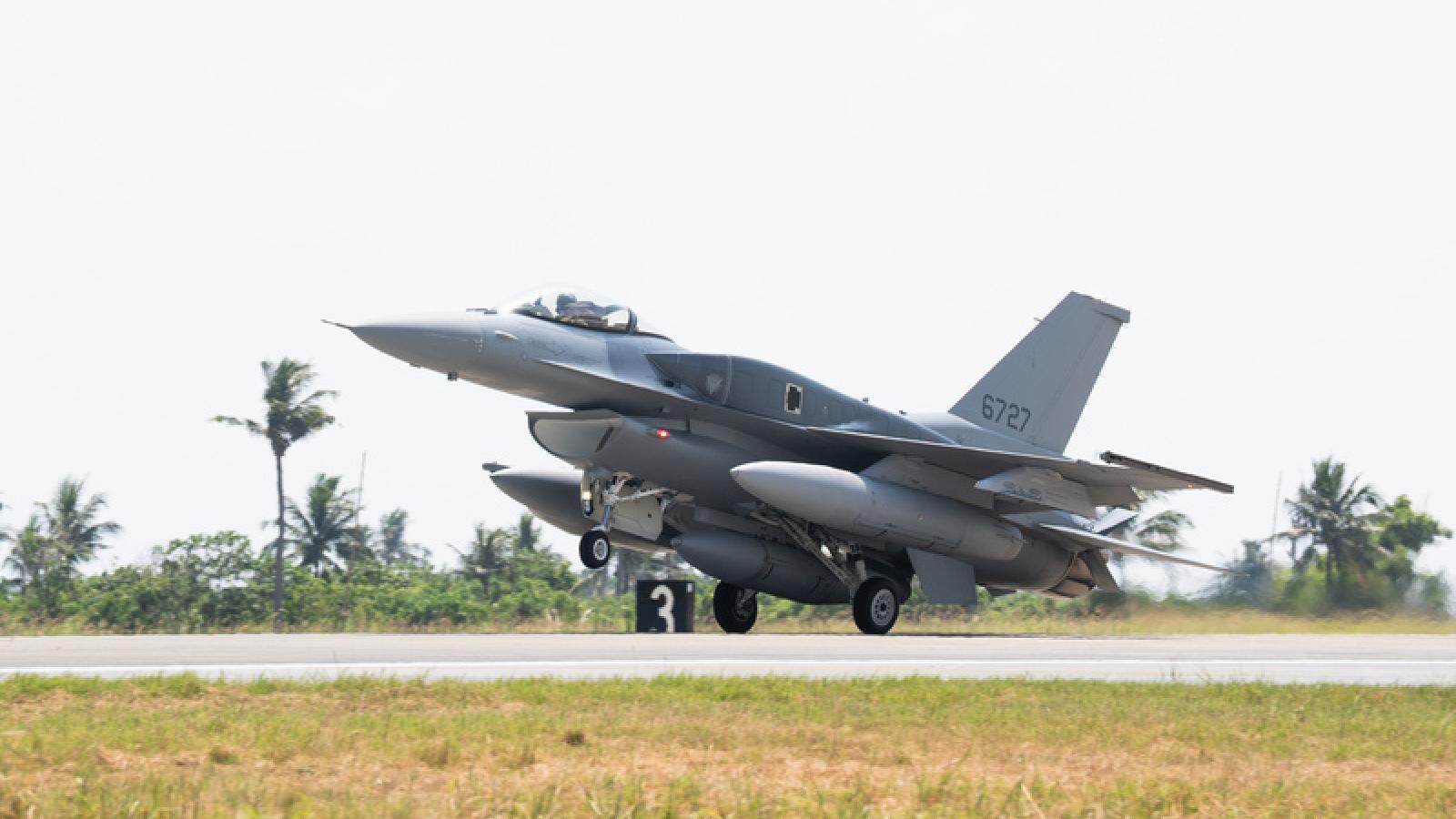 為何F-16V拖到現在才交機?唐湘龍曝「與習近平有關」:打亂空軍佈局