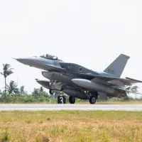 One of Taiwan's first two F-16 Block 70 fighters, serial 6727, lands at Chihhang Air Base in Taitung on October 2. The Air Force told lawmakers on October 12 that the Viper Shield software is still in development. (CNA) One of Taiwan's first two F-16 Block 70 fighters, serial 6727, lands at Chihhang Air Base in Taitung on October 2. The Air Force told lawmakers on October 12 that the Viper Shield software is still in development. (CNA)