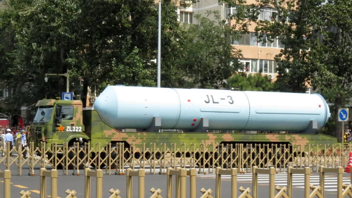 中國6日向太平洋海域試射一枚可搭載核彈頭的潛射洲際彈道飛彈,據報導中方事前已通知區域內相關國家。圖為2025年九三閱兵展出的巨浪-3(JL-3)型潛射洲際彈道飛彈。(中央社)