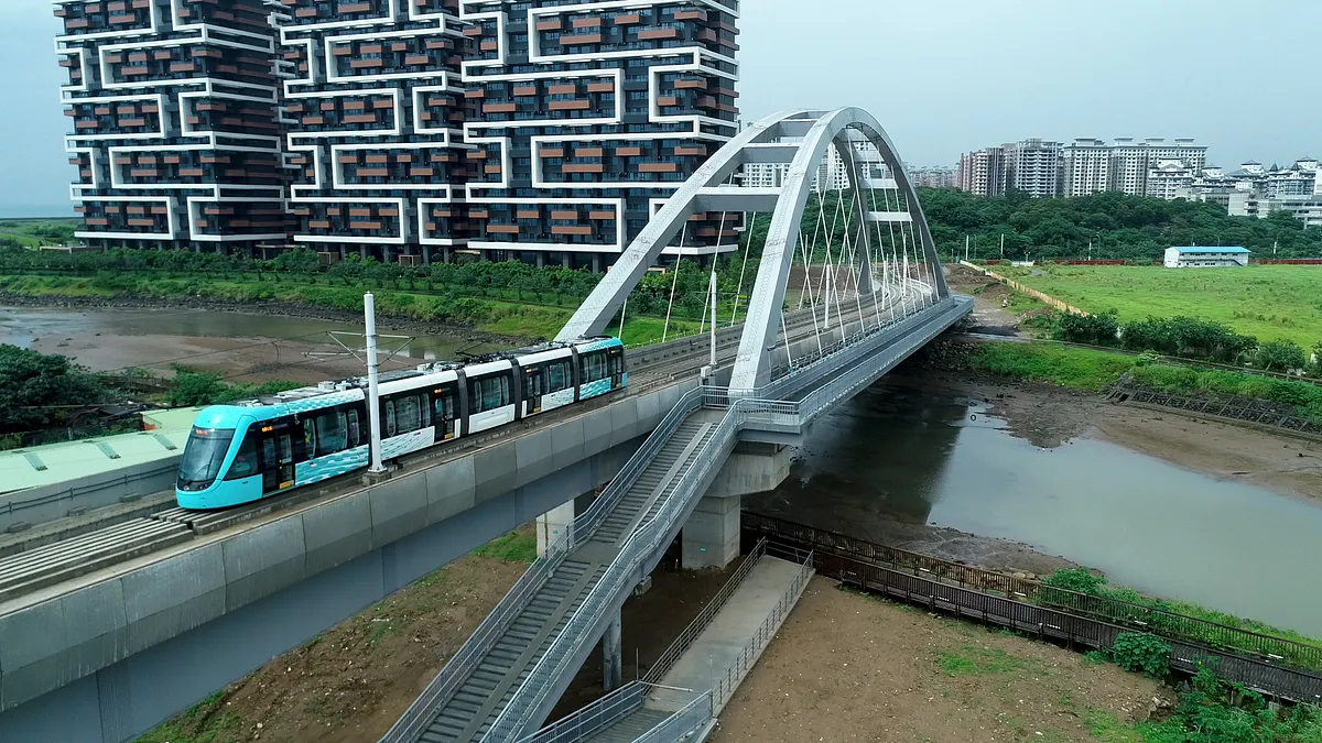 淡海輕軌藍海線第一期已通車營運,新北市的三環六線計畫再向前邁出一步。(新北捷運公司提供)