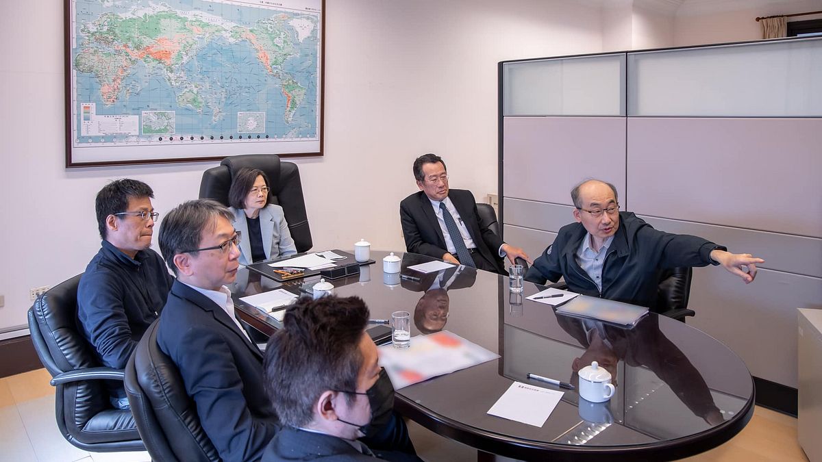 中國再次舉行對台軍演,總統蔡英文於臉書發布聽取國安團隊簡報的照片以安民心。(取自蔡英文臉書) 中國再次舉行對台軍演,總統蔡英文於臉書發布聽取國安團隊簡報的照片以安民心。(取自蔡英文臉書)