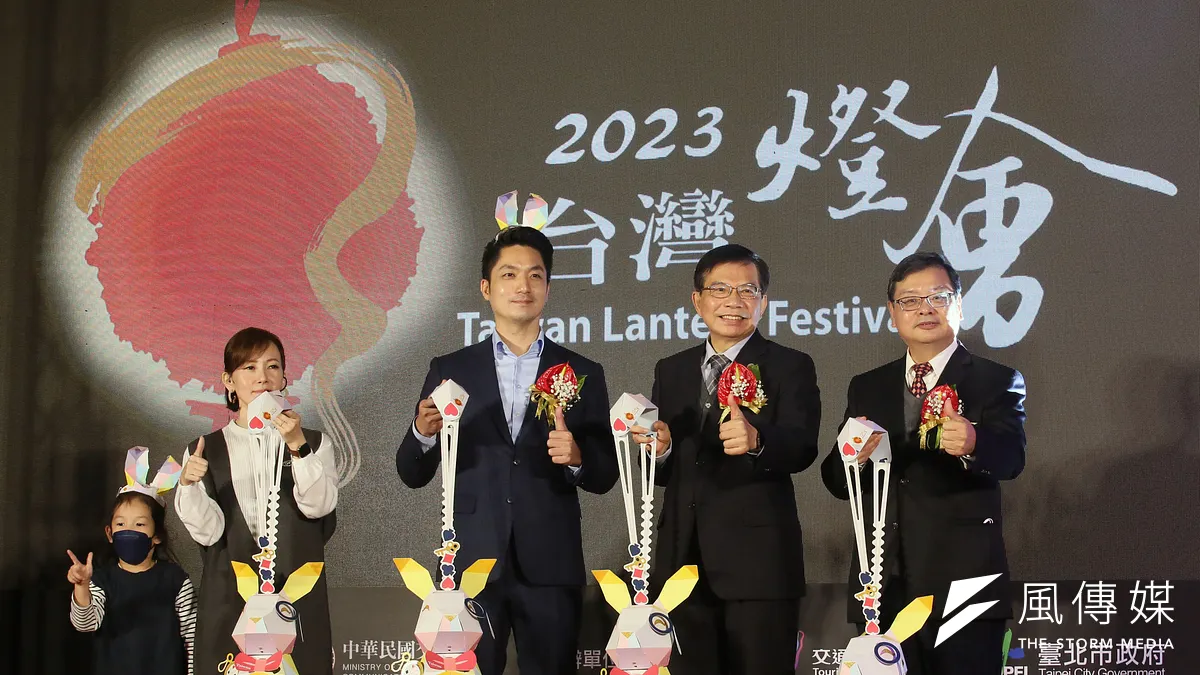 台北市長蔣萬安(中)、 交通部長王國材(右二)之前出席2023台灣燈會主燈暨小提燈造型發表記者會。(資料照,柯承惠攝)
