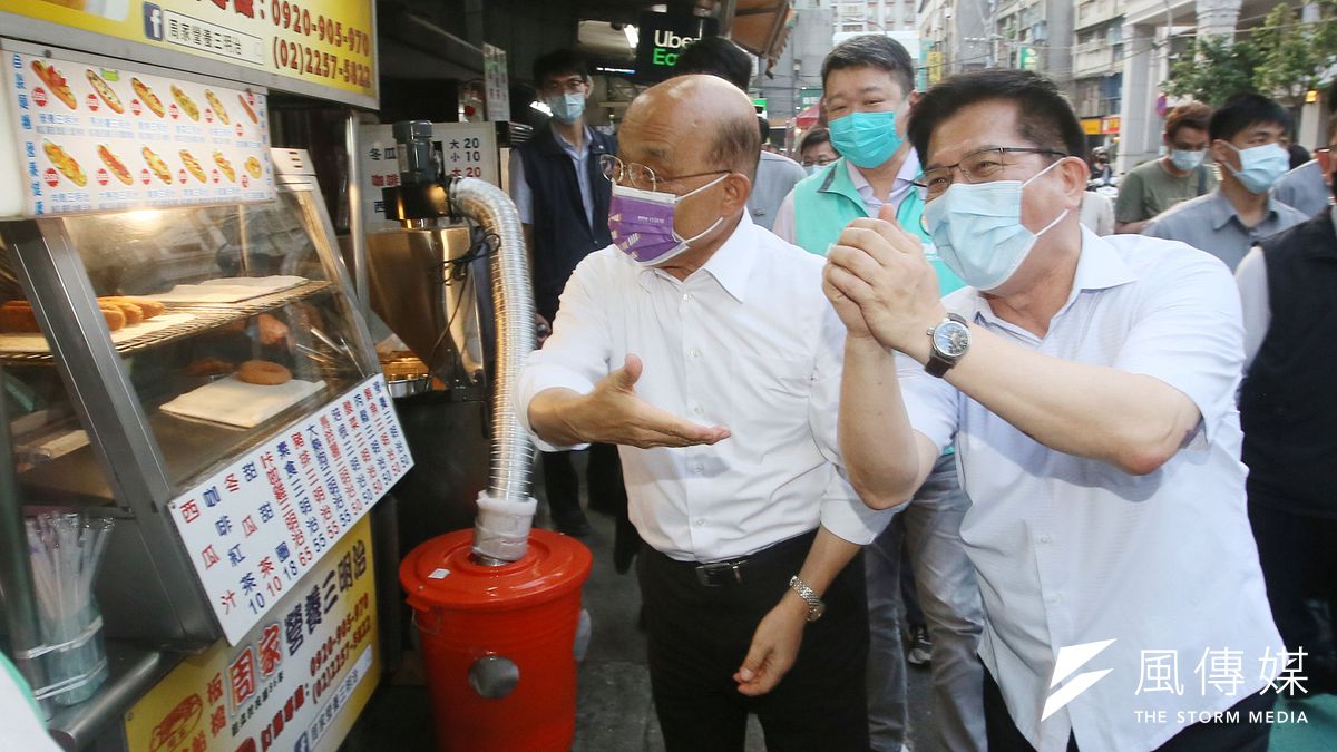 民進黨新北市長參選人林佳龍(右)租用上次行政院長蘇貞昌(左)參選新北市長時的競選辦公室,1日正式開張。(資料照,柯承惠攝) 民進黨新北市長參選人林佳龍(右)租用上次行政院長蘇貞昌(左)參選新北市長時的競選辦公室,1日正式開張。(資料照,柯承惠攝)