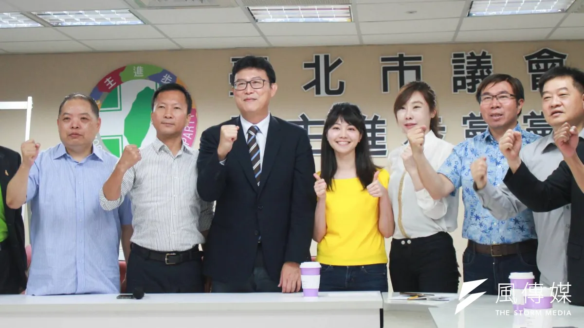 民進黨台北市長參選人姚文智要求每一議員,在7月中前都要辦一場座談會。對此,有助理私下抱怨,根本不是母雞帶小雞,而是小雞要扛母雞。 (資料照,方炳超攝)