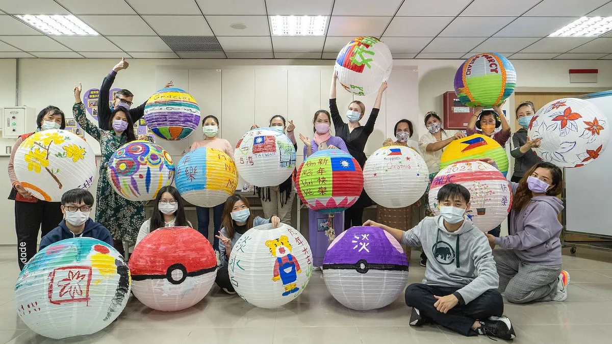 新北各戶所舉辦彩繪燈籠迎虎年活動,邀請新住民體驗在地民俗文化。(圖/新北市民政局提供)
