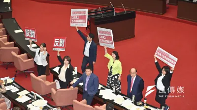 立法院16日通過邀請總統賴清德進行國情報告。圖為民進黨立委於表決時,高舉標語牌表達訴求。(陳昱凱攝)