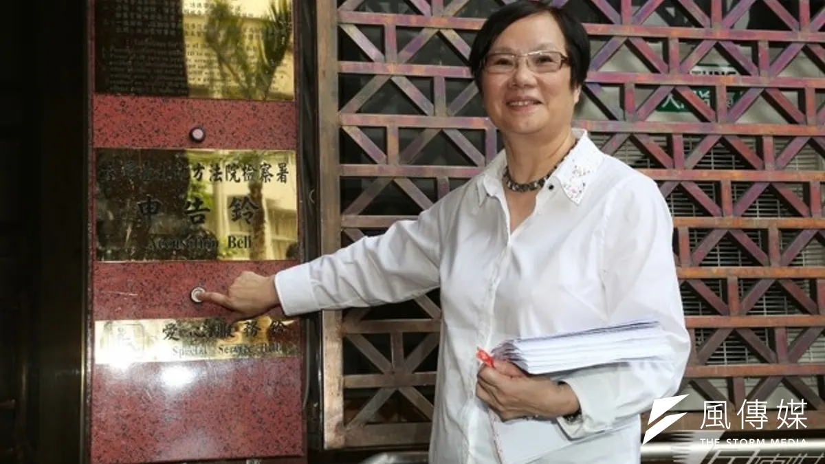 羅淑蕾今天舉行記者會,她有備而來,拿出厚厚一疊資料和隨身碟,強調自己掌握多數證據,包含真假帳資料、人頭帳戶,及假發票和人頭助理的相關細節,再開完記者會後,將相關事證轉交檢調進行調查。(余志偉攝) 羅淑蕾今天舉行記者會,她有備而來,拿出厚厚一疊資料和隨身碟,強調自己掌握多數證據,包含真假帳資料、人頭帳戶,及假發票和人頭助理的相關細節,再開完記者會後,將相關事證轉交檢調進行調查。(余志偉攝)