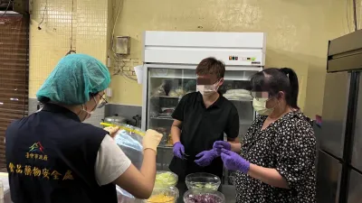 稽查人員前往供膳場所進行檢體抽驗。(圖/台中市食安處提供)