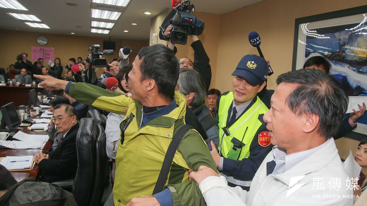 考試院舉行年金改革公聽會,卻發生退伍軍人到現場抗議事件。(陳明仁攝) 考試院舉行年金改革公聽會,卻發生退伍軍人到現場抗議事件。(陳明仁攝)