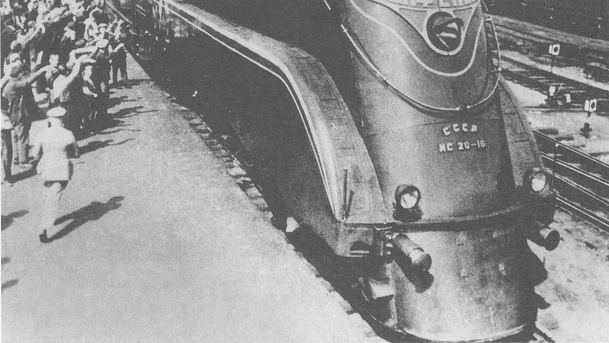 作者所稱的「藍色快車」,實際上是前蘇聯於1930年代開駛的「紅箭號」(Красная стрела),雖名為紅箭、但當初以深藍色塗裝上路。圖為1937年後採用的IS型機車。(取自維基百科) 作者所稱的「藍色快車」,實際上是前蘇聯於1930年代開駛的「紅箭號」(Красная стрела),雖名為紅箭、但當初以深藍色塗裝上路。圖為1937年後採用的IS型機車。(取自維基百科)