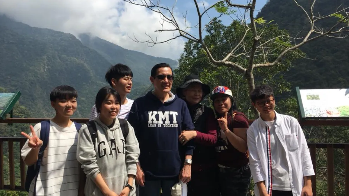 前總統馬英九16日二度走訪花蓮,為觀光加油打氣,面對群眾要求合照也來者不拒,他特別提到花蓮太魯閣的自然美景,在他心中留下深刻記憶,大讚是全台第一!(資料照,取自馬英九臉書粉絲專頁)