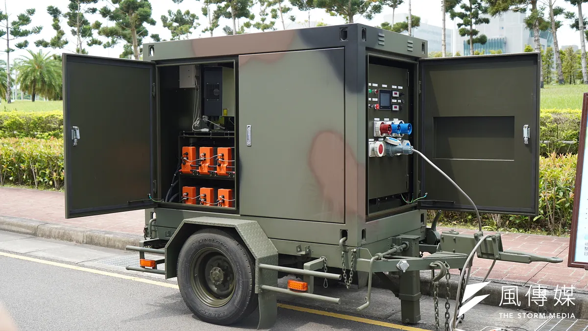 中科院所研發的軍用機動化儲能設備,拖車儲能供電系統可供營旅級使用,同時可持續供電100小時以上。(張曜麟攝) 中科院所研發的軍用機動化儲能設備,拖車儲能供電系統可供營旅級使用,同時可持續供電100小時以上。(張曜麟攝)