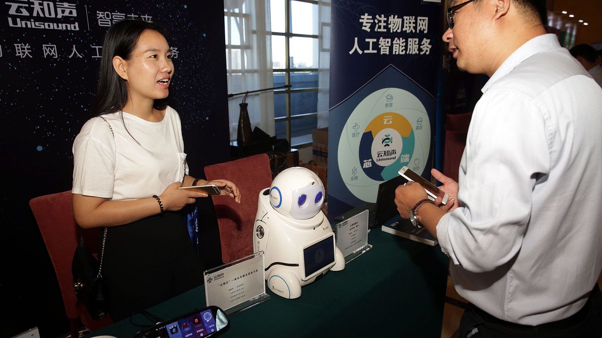 「在AI浪潮強襲下,職場將有根本上的改變,面對『未來職場人力』重大變革及其可能帶來的衝擊,政府應密切注意並及早規劃因應措施,以防範在大力推動AI的同時,反而讓台灣低薪問題更加惡化。」(示意圖,新華社) 「在AI浪潮強襲下,職場將有根本上的改變,面對『未來職場人力』重大變革及其可能帶來的衝擊,政府應密切注意並及早規劃因應措施,以防範在大力推動AI的同時,反而讓台灣低薪問題更加惡化。」(示意圖,新華社)