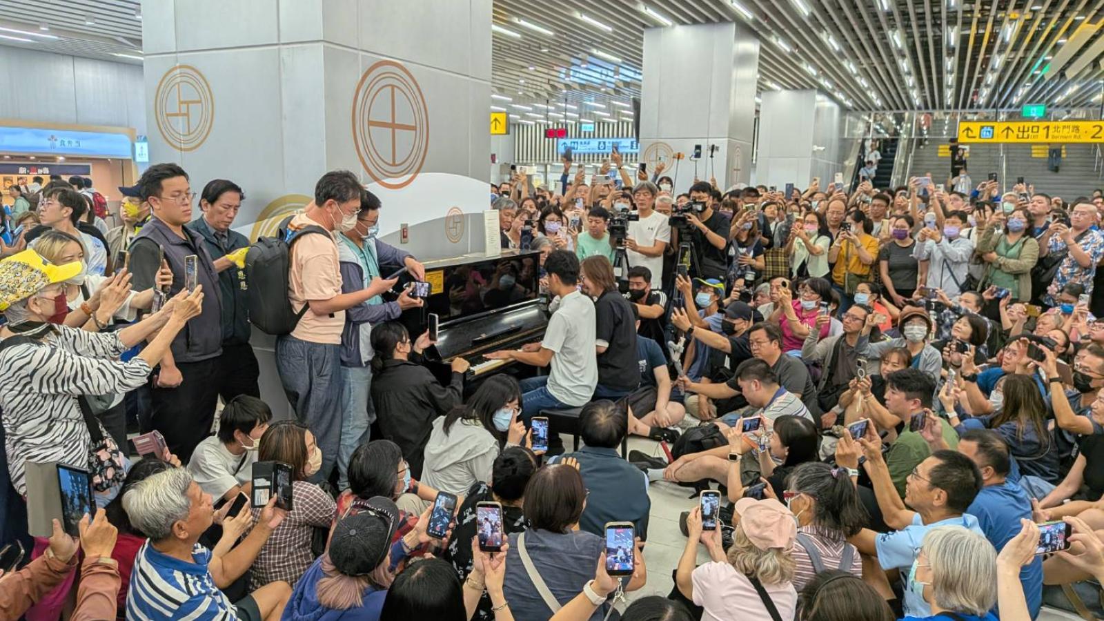 陳羋妡觀點:台南車站鋼琴火爆全網創千萬流量,是誰點燃火苗的?