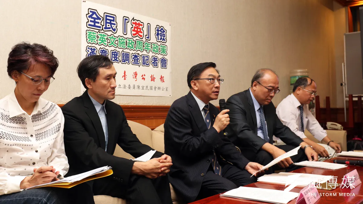 國民黨委員陳宜民12日上午召開「總統蔡英文施政週年政策滿意度調查」記者會。(蘇仲泓攝)