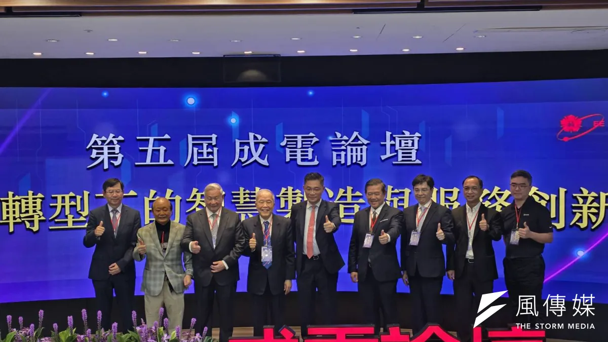 第五屆成電論壇今日登場。左起依序為林建誠、王國肇、吳敏求、孫弘、沈孟儒、陳其宏、馬大康、蔡清雄、劉冠良。(魏鑫陽攝)