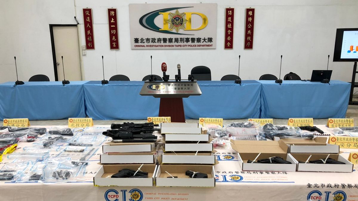 警政署日前展開為期12天的「全國肅槍專案」,台北市警察局指出,期間共查獲10件12人、改造槍械工廠4處,並起獲制式長槍1枝、改造手槍17枝、模擬槍1枝、子彈186顆、改造槍械機具一批。(台北市警察局提供) 警政署日前展開為期12天的「全國肅槍專案」,台北市警察局指出,期間共查獲10件12人、改造槍械工廠4處,並起獲制式長槍1枝、改造手槍17枝、模擬槍1枝、子彈186顆、改造槍械機具一批。(台北市警察局提供)