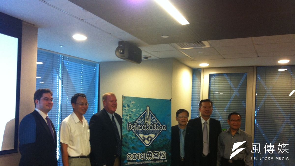 美國在台協會高雄分處8日召開「2016魚客松活動」記者會,高雄分處長杜維浩、中山大學行政副校長吳濟華、高雄市政府海洋局副局長柯尚余、高雄市自造者發展協會理事長施文宗應邀參加並致詞。(楊伯祿攝) 美國在台協會高雄分處8日召開「2016魚客松活動」記者會,高雄分處長杜維浩、中山大學行政副校長吳濟華、高雄市政府海洋局副局長柯尚余、高雄市自造者發展協會理事長施文宗應邀參加並致詞。(楊伯祿攝)