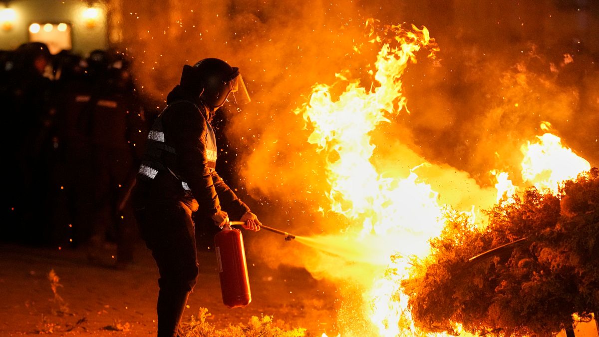 2025年3月9日,羅馬尼亞選委會拒絕喬治斯庫(Calin Georgescu)參加第二輪總統選舉,引發支持者上街抗議。(美聯社) 2025年3月9日,羅馬尼亞選委會拒絕喬治斯庫(Calin Georgescu)參加第二輪總統選舉,引發支持者上街抗議。(美聯社)