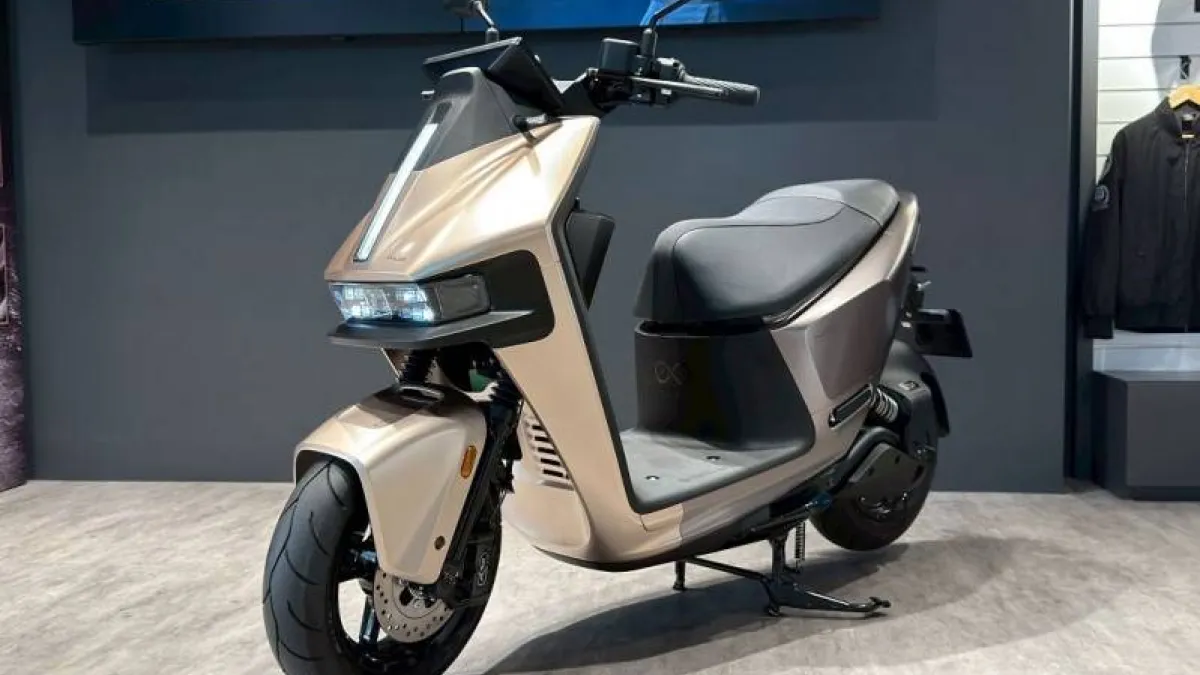 新臺幣 136,980 元起、限量 200 組 Gogoro Pulse Starwalker Edition 星宇航空特仕版實拍