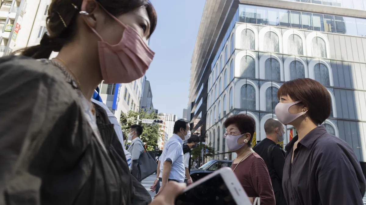 亞洲疫情:日本東京銀座街頭,行人戴著口罩。(AP)