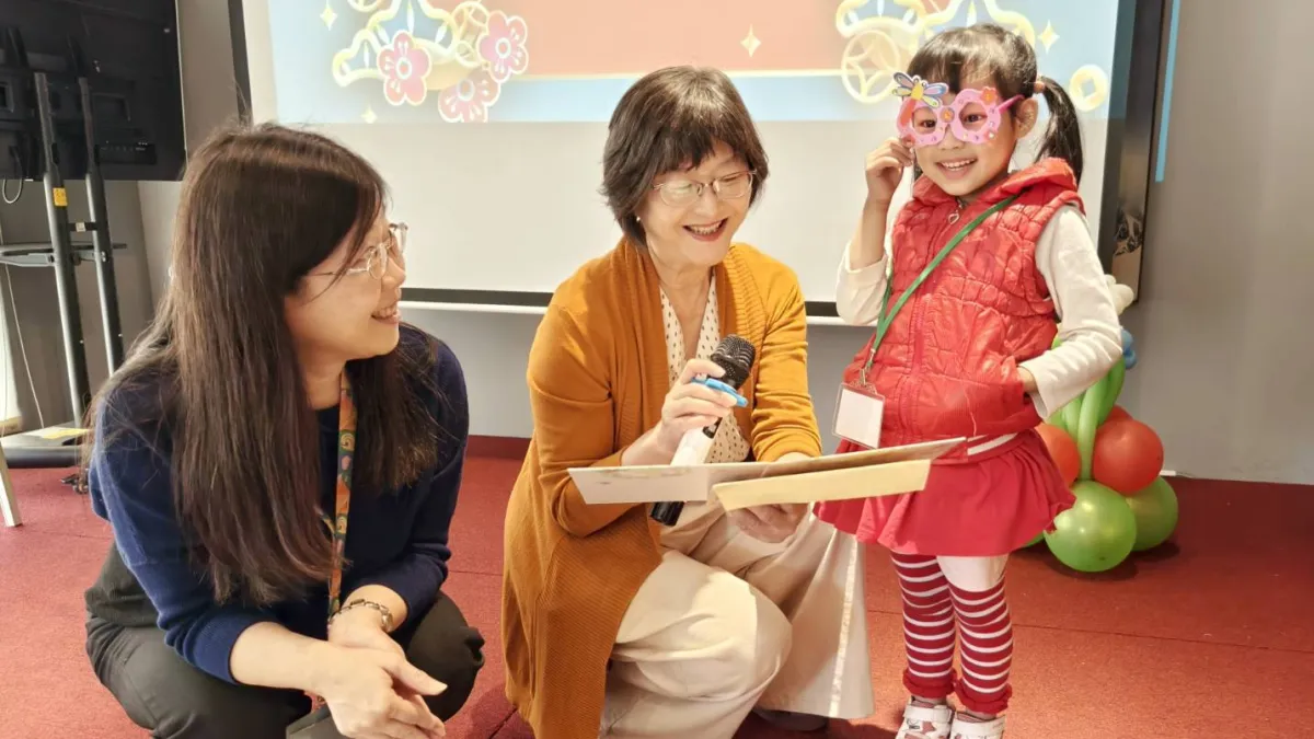 局監兒童贈送手繪溫馨新年賀卡給副局長葉玉如。(圖/高市社會局提供)