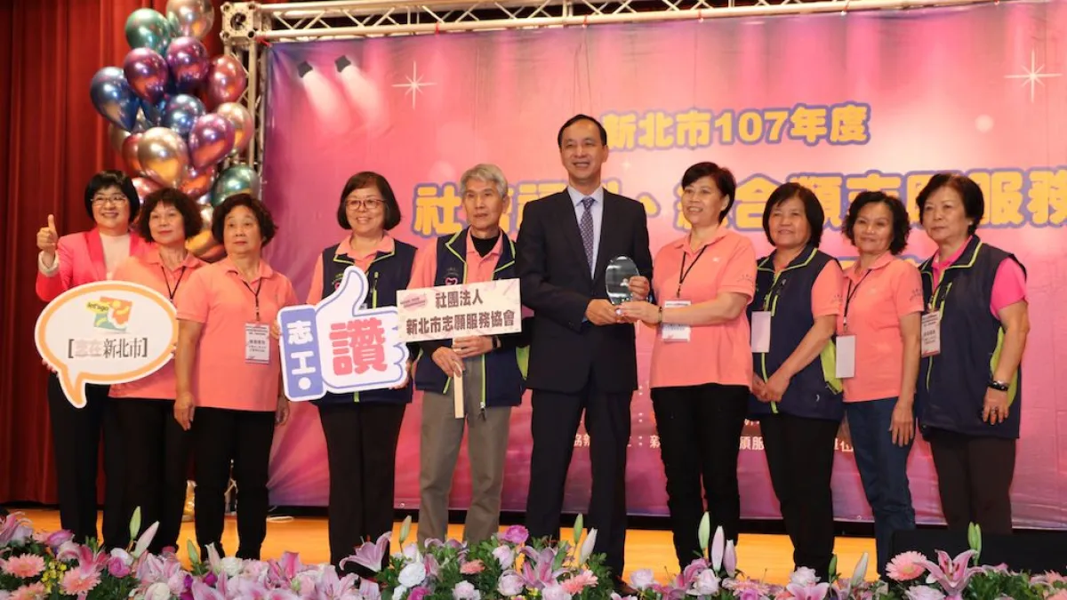 為慶祝12月5日「國際志工日」,新北市長朱立倫(左六)今(7)日表揚50位個人福心獎,以及16個團體獎,並感謝社福類的志工是所有志工當中特別辛苦的,如人間的活菩薩。(圖/新北市社會局提供).