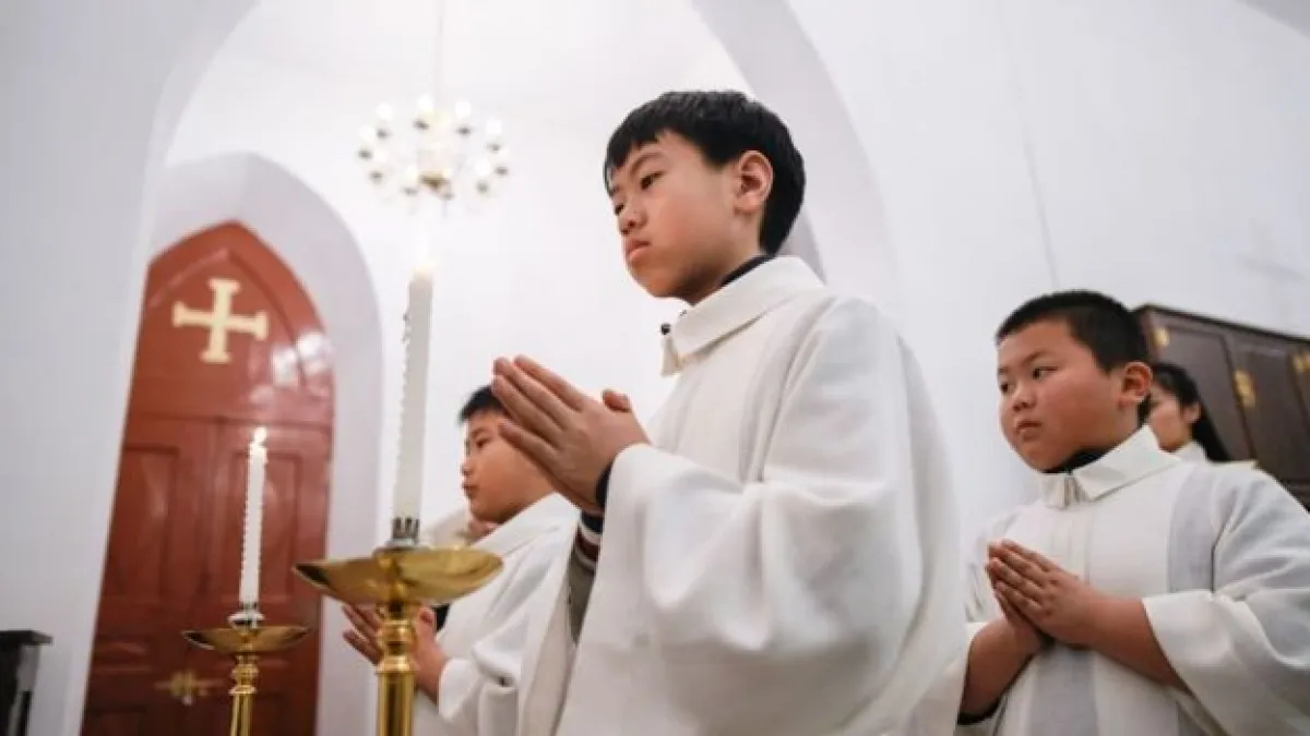 2018年12月24日,年輕的基督教徒在北京一所教堂參加彌撒。(BBC中文網)